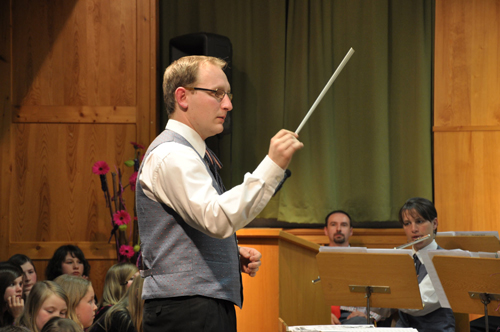 Daniel Wiesinger hat im Rahmen des Konzertes hervorragend gezeigt, wie weit er schon in seiner Ausbildung zum Kapellmeister ist.